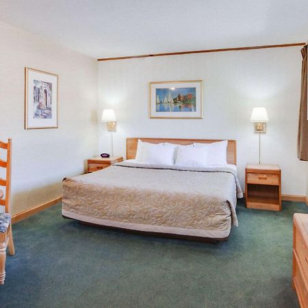 Super 8 Beachfront By Wyndham Mackinaw City, Mi Exteriér fotografie