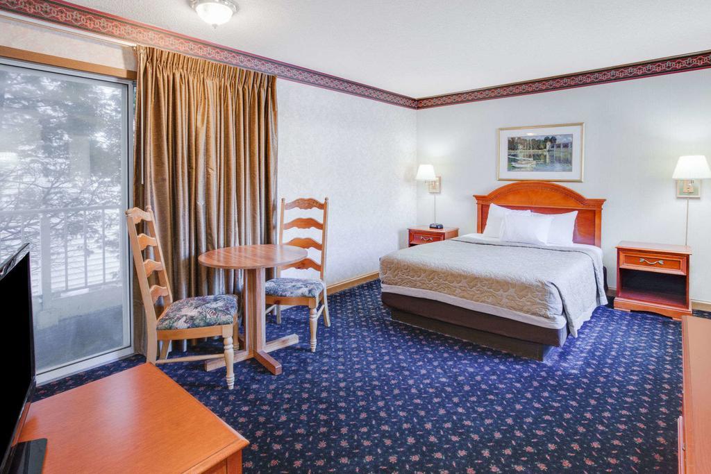 Super 8 Beachfront By Wyndham Mackinaw City, Mi Exteriér fotografie