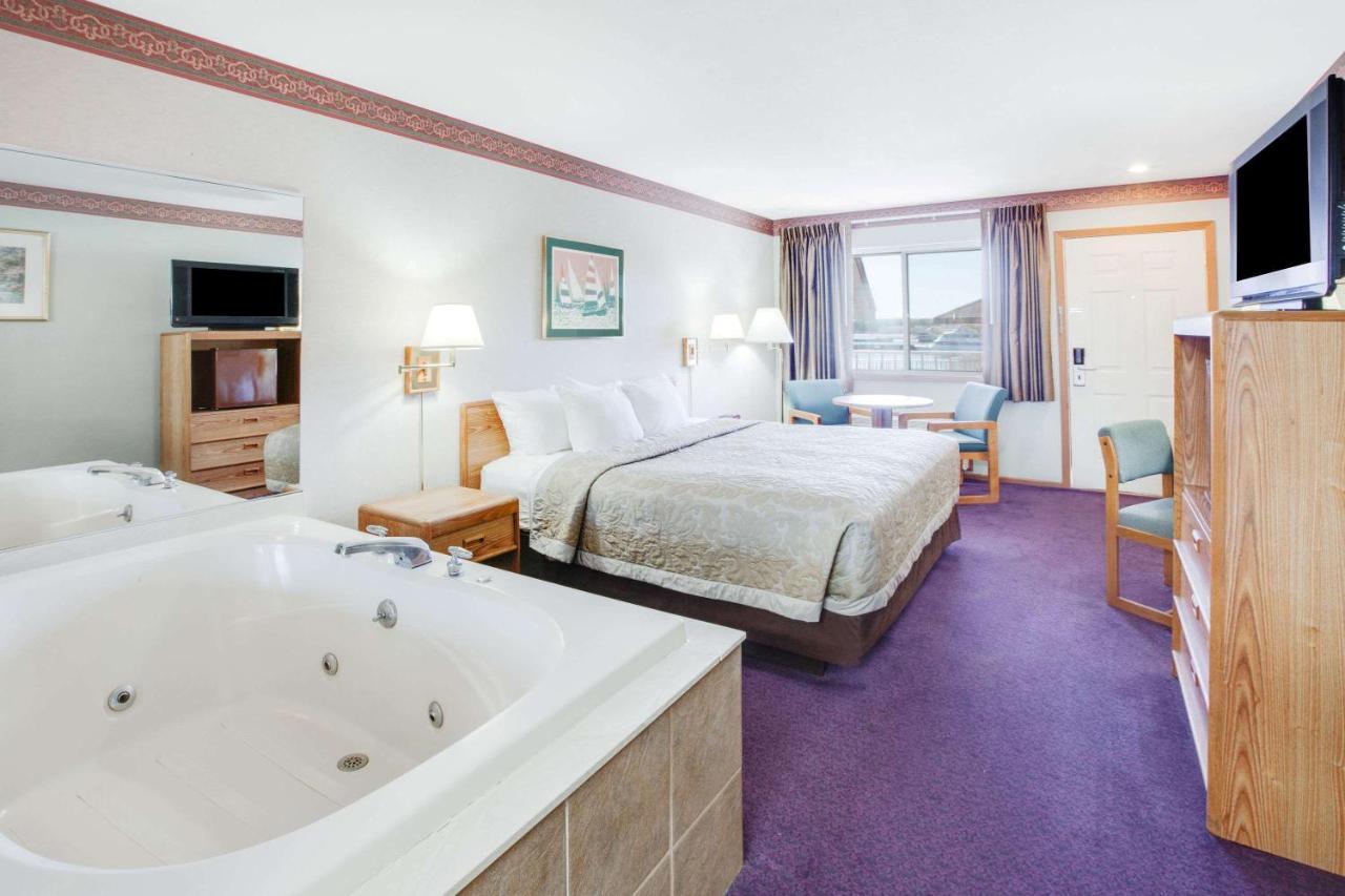 Super 8 Beachfront By Wyndham Mackinaw City, Mi Exteriér fotografie