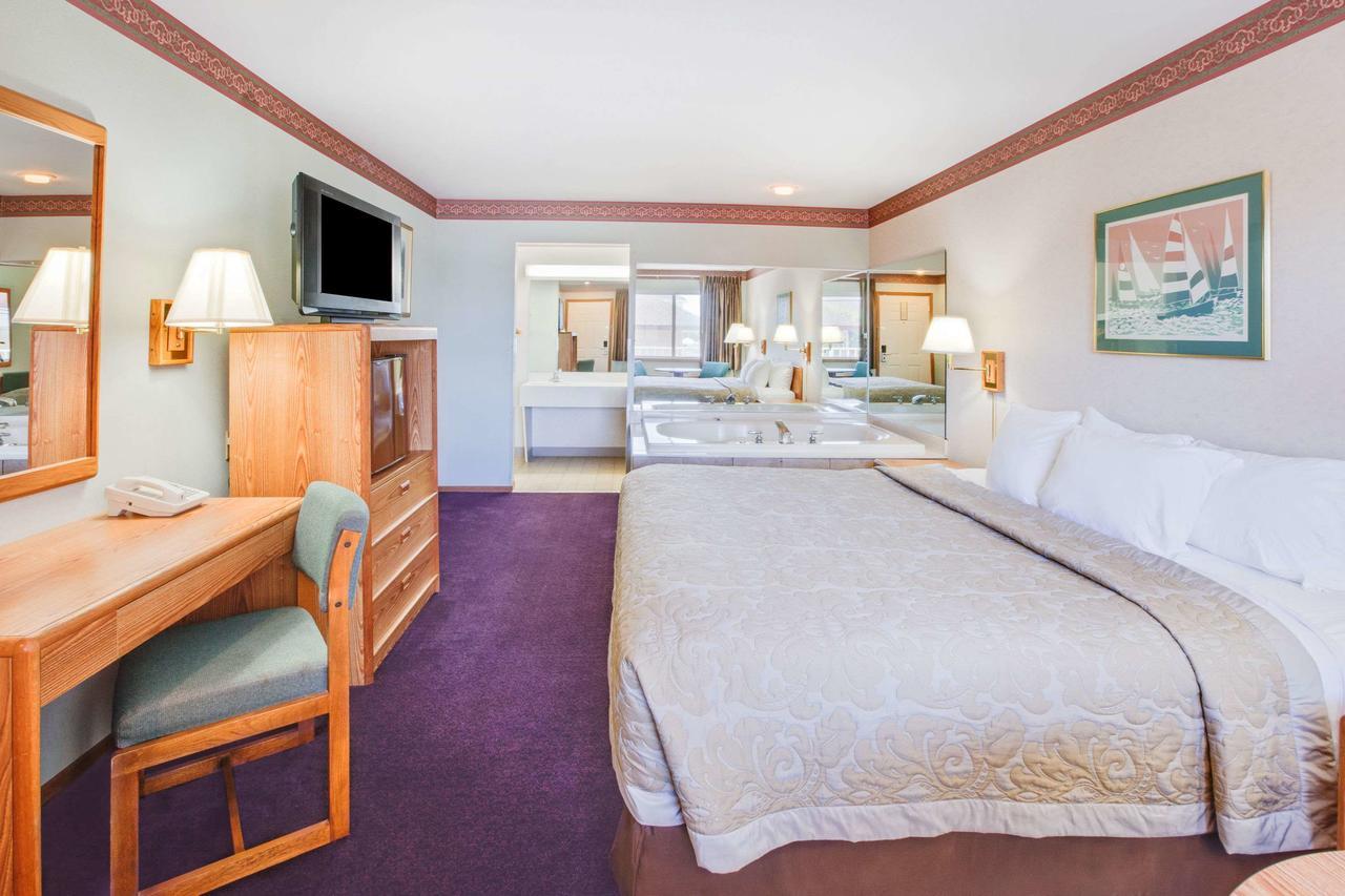 Super 8 Beachfront By Wyndham Mackinaw City, Mi Exteriér fotografie